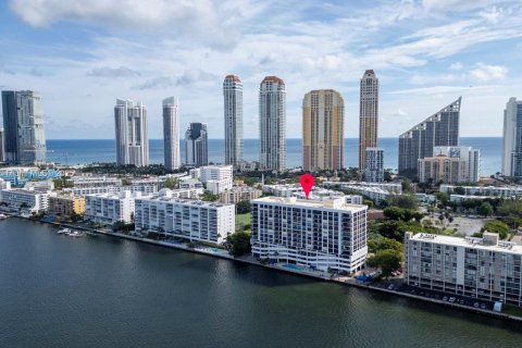 Copropriété à vendre à Sunny Isles Beach, Floride: 2 chambres, 131.27 m2 № 1969053 - photo 1