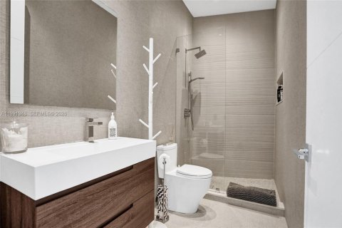House in Miami, Florida 5 bedrooms, 359.81 sq.m. № 2241124 - photo 28