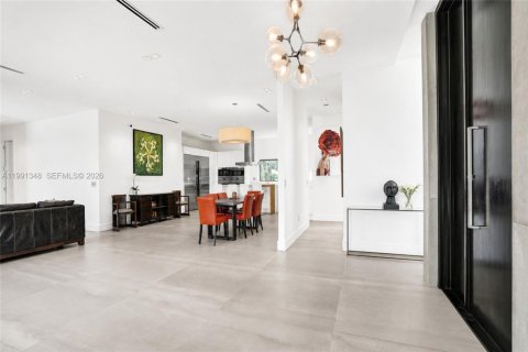 House in Miami, Florida 5 bedrooms, 359.81 sq.m. № 2241124 - photo 16