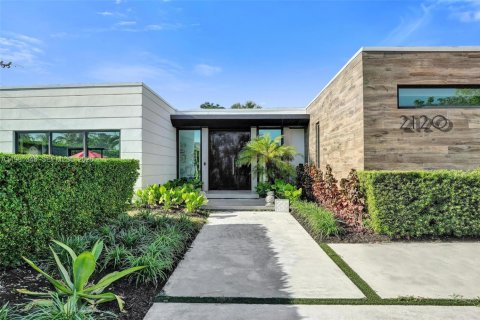House in Miami, Florida 5 bedrooms, 359.81 sq.m. № 2241124 - photo 2
