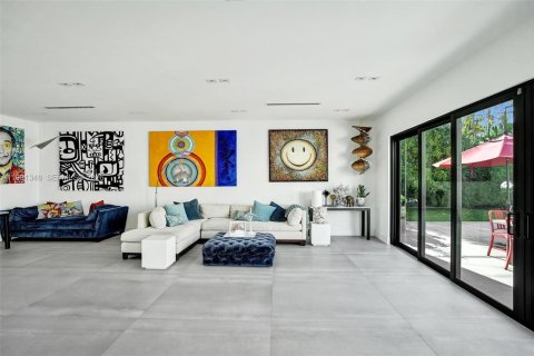 House in Miami, Florida 5 bedrooms, 359.81 sq.m. № 2241124 - photo 11