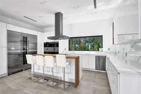 House in Miami, Florida 5 bedrooms, 359.81 sq.m. № 2241124 - photo 8