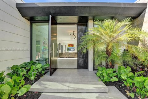 House in Miami, Florida 5 bedrooms, 359.81 sq.m. № 2241124 - photo 3