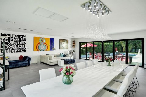 House in Miami, Florida 5 bedrooms, 359.81 sq.m. № 2241124 - photo 4