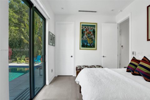 House in Miami, Florida 5 bedrooms, 359.81 sq.m. № 2241124 - photo 24
