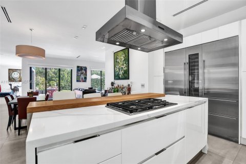 House in Miami, Florida 5 bedrooms, 359.81 sq.m. № 2241124 - photo 9