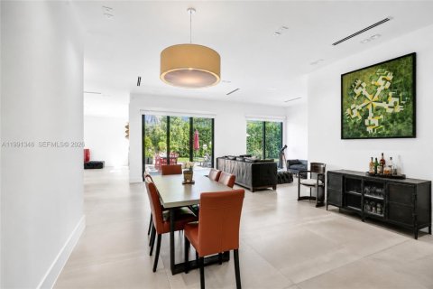 House in Miami, Florida 5 bedrooms, 359.81 sq.m. № 2241124 - photo 10