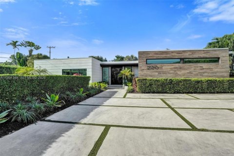 House in Miami, Florida 5 bedrooms, 359.81 sq.m. № 2241124