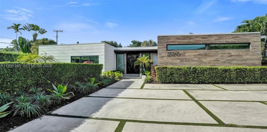 House in Miami, Florida 5 bedrooms, 359.81 sq.m. № 2241124