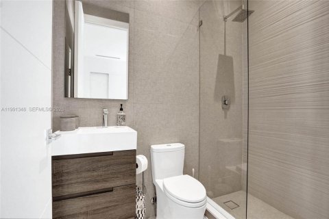 House in Miami, Florida 5 bedrooms, 359.81 sq.m. № 2241124 - photo 22