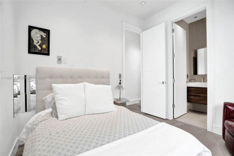 House in Miami, Florida 5 bedrooms, 359.81 sq.m. № 2241124 - photo 21
