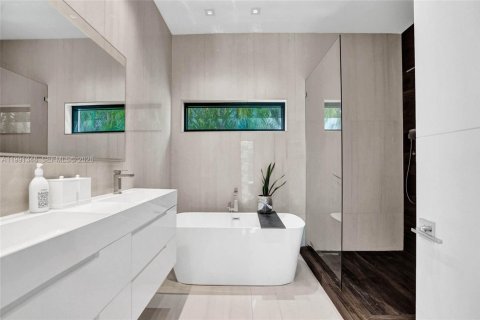 House in Miami, Florida 5 bedrooms, 359.81 sq.m. № 2241124 - photo 19