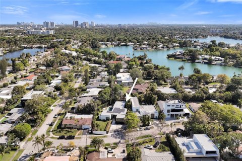 House in Miami, Florida 5 bedrooms, 359.81 sq.m. № 2241124 - photo 12