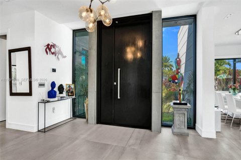 House in Miami, Florida 5 bedrooms, 359.81 sq.m. № 2241124 - photo 13