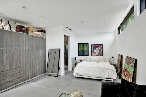 House in Miami, Florida 5 bedrooms, 359.81 sq.m. № 2241124 - photo 30