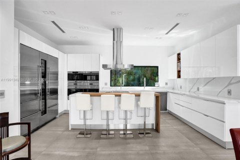 House in Miami, Florida 5 bedrooms, 359.81 sq.m. № 2241124 - photo 7