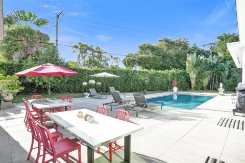 House in Miami, Florida 5 bedrooms, 359.81 sq.m. № 2241124 - photo 6