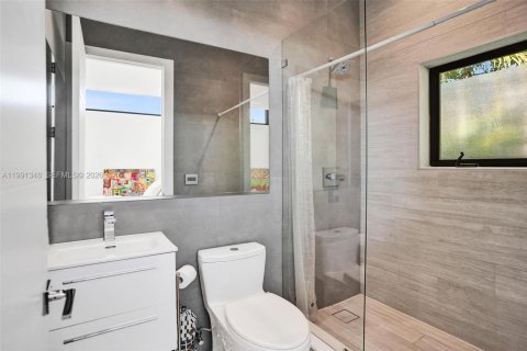 House in Miami, Florida 5 bedrooms, 359.81 sq.m. № 2241124 - photo 25
