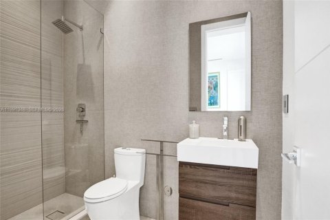 House in Miami, Florida 5 bedrooms, 359.81 sq.m. № 2241124 - photo 26