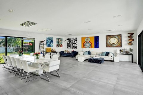 House in Miami, Florida 5 bedrooms, 359.81 sq.m. № 2241124 - photo 5