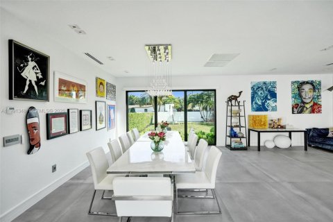 House in Miami, Florida 5 bedrooms, 359.81 sq.m. № 2241124 - photo 14