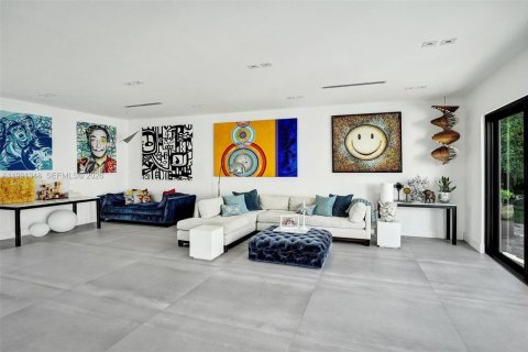 House in Miami, Florida 5 bedrooms, 359.81 sq.m. № 2241124 - photo 17