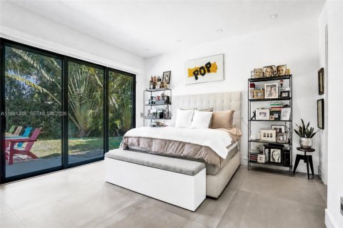 House in Miami, Florida 5 bedrooms, 359.81 sq.m. № 2241124 - photo 18