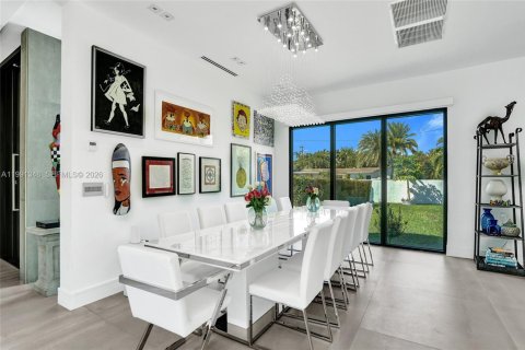 House in Miami, Florida 5 bedrooms, 359.81 sq.m. № 2241124 - photo 15