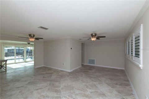House in New Port Richey, Florida 3 bedrooms, 163.97 sq.m. № 1678105 - photo 4