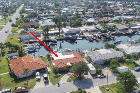House in New Port Richey, Florida 3 bedrooms, 163.97 sq.m. № 1678105 - photo 1