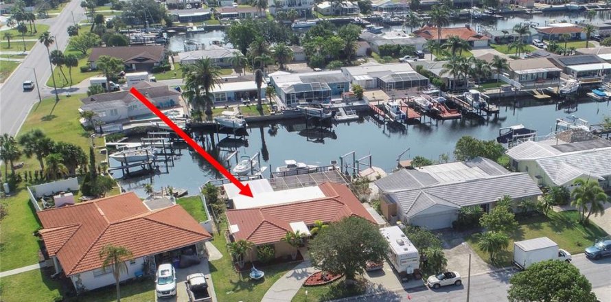 House in New Port Richey, Florida 2 bedrooms, 163.97 sq.m. № 1678105
