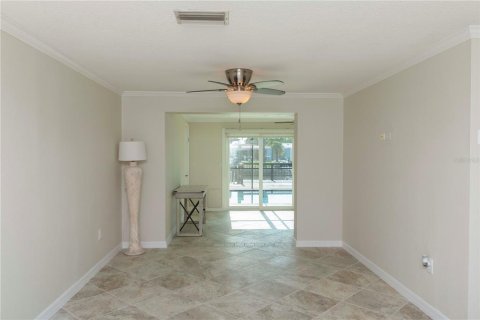 House in New Port Richey, Florida 3 bedrooms, 163.97 sq.m. № 1678105 - photo 5