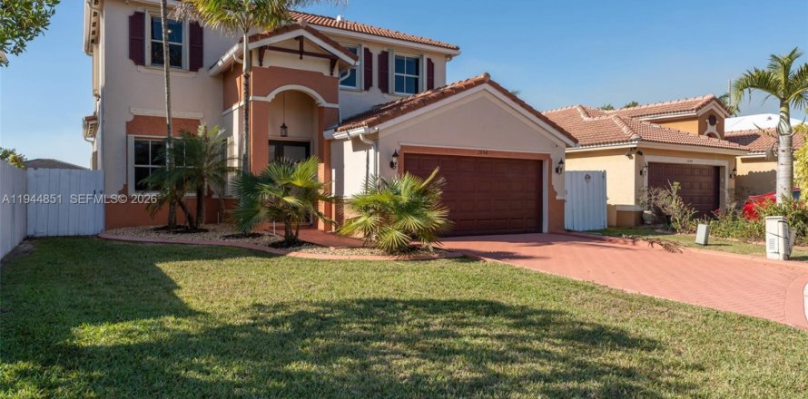 House in Homestead, Florida 4 bedrooms, 221.2 sq.m. № 2152839