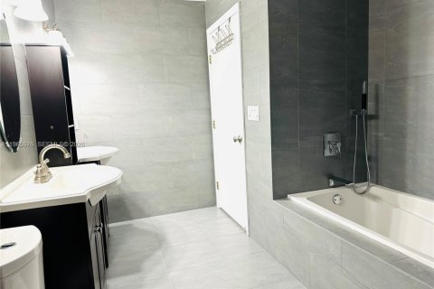 Villa ou maison à vendre à Miami, Floride: 3 chambres, 175.68 m2 № 2027353 - photo 16