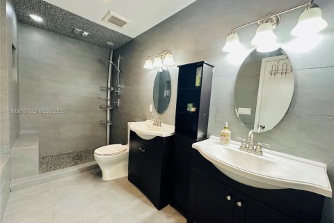 Villa ou maison à vendre à Miami, Floride: 3 chambres, 175.68 m2 № 2027353 - photo 17