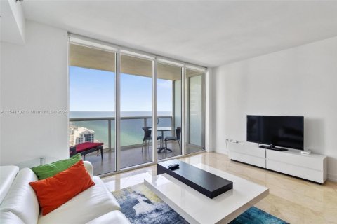 Copropriété à louer à Hallandale Beach, Floride: 1 chambre, 78.41 m2 № 1703699 - photo 1
