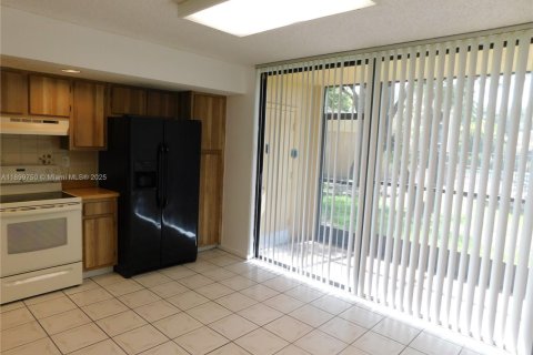 Condo in Miami, Florida, 3 bedrooms № 1951304 - photo 3