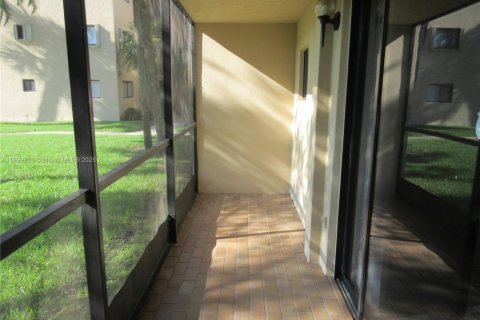 Condo in Miami, Florida, 3 bedrooms № 1951304 - photo 16