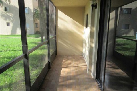 Condo in Miami, Florida, 3 bedrooms № 1951304 - photo 15