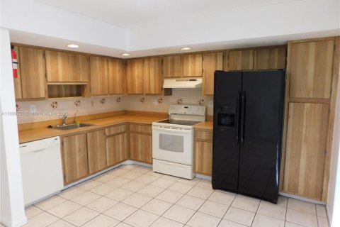 Condo in Miami, Florida, 3 bedrooms № 1951304 - photo 2