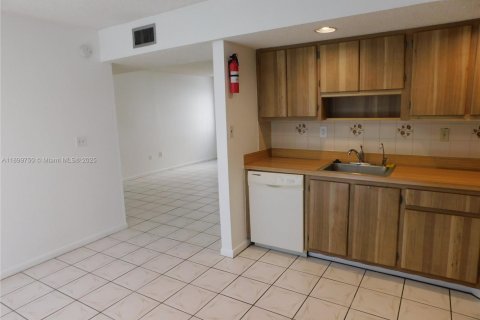 Condo in Miami, Florida, 3 bedrooms № 1951304 - photo 5