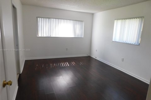 Condo in Miami, Florida, 3 bedrooms № 1951304 - photo 11