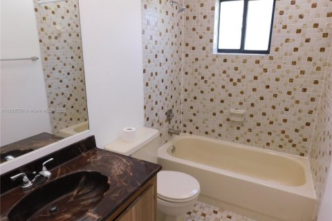 Condo in Miami, Florida, 3 bedrooms № 1951304 - photo 13
