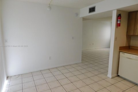 Condo in Miami, Florida, 3 bedrooms № 1951304 - photo 4