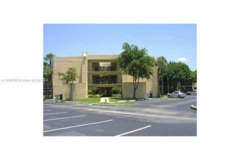 Condo in Miami, Florida, 3 bedrooms № 1951304 - photo 17