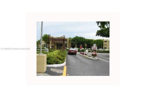 Condo in Miami, Florida, 3 bedrooms № 1951304 - photo 19