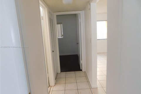 Condo in Miami, Florida, 3 bedrooms № 1951304 - photo 10