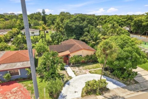 House in North Miami, Florida 3 bedrooms, 131.18 sq.m. № 2372296