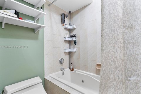 Купить кондоминиум в Авентура, Флорида 2 спальни, 121.98м2, № 2002435 - фото 28