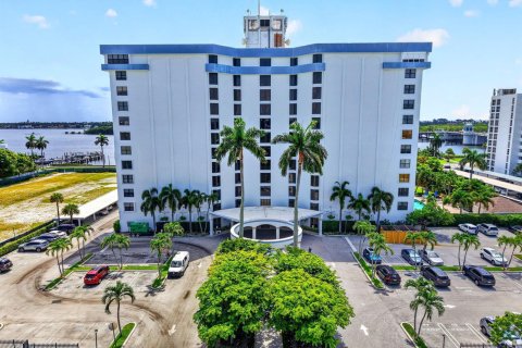 Condominio en West Palm Beach, Florida, 2 dormitorios № 2168987
